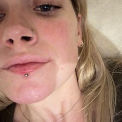 Crimson Heart Studio - Labret piercing