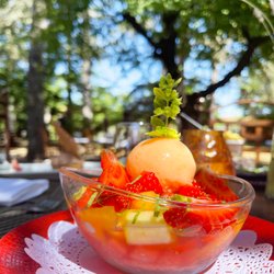 Le Talluy - Notre dessert rafraîchissant : Nage de fruit frais de saison et sorbet.