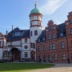 Verein der Freunde des Wiligrader Schlosses - Schnappschuss vom Neo-Renaissance-Schloss Wiligrad, das vom Schlossverein genutzte Zimmer liegt im Erdgesch. zwischen Hpt.- u. Nebeneingang