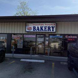 Snowflake Donuts and Bakery - Front of business