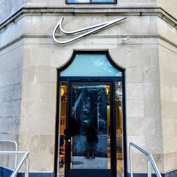 nike store near me open now