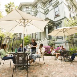 HI Sacramento Hostel - Courtyard