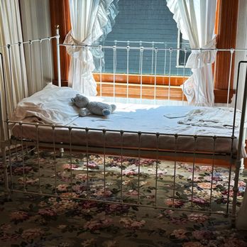 Ernest Hemingway Birth Home - Landmarks & Historical Buildings Near Me - Oak Park, Illinois