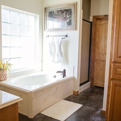The Silver Spur Resort - Mate bath inside the Jersey Giant