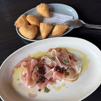 Maxwells Trading - New American Near Me - Chicago, Illinois