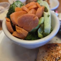 Texas Roadhouse - Carrots/Broccoli warm and raw