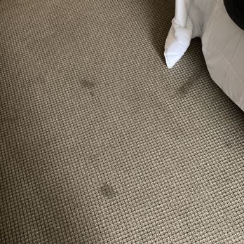Hôtel le Versailles - Unknown stains on rough carpet - Hotels Near Me - Saint-Sauveur, Quebec