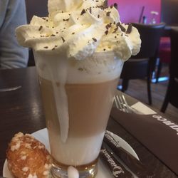 Delifrance Zaandam - Latte macchiato met slagroom