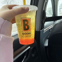 BIGGBY COFFEE - A tropic with strawberry popping boba. (medium)