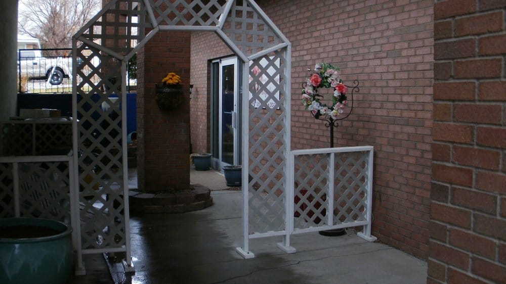 Center St. Hair Razors & Day Spa Logo