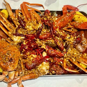 Kickin Kajun - 6lbs combo - Dungeness Crab, Lobster, 1 lb Snow crab legs, 1 lb Shrimp, Live Manila Clams, Crawfish, Mussels, 4 Corn, 4 Potato, 6 Sausage - Cajun/Creole Near Me - Renton, Washington