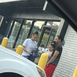 Best Wash Laundromats - was threatened in front of my kids by the girly in the white shirt. stay away from her