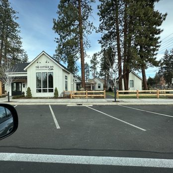 The Cottage Inn at Sisters  - Hotels Near Me - Sisters, Oregon