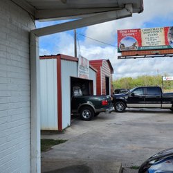 B & D Auto Glass & Repair - This is a picture of the shop