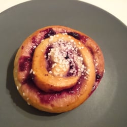 Bullens Bageri och Konditori - Blåbärskanelbulle