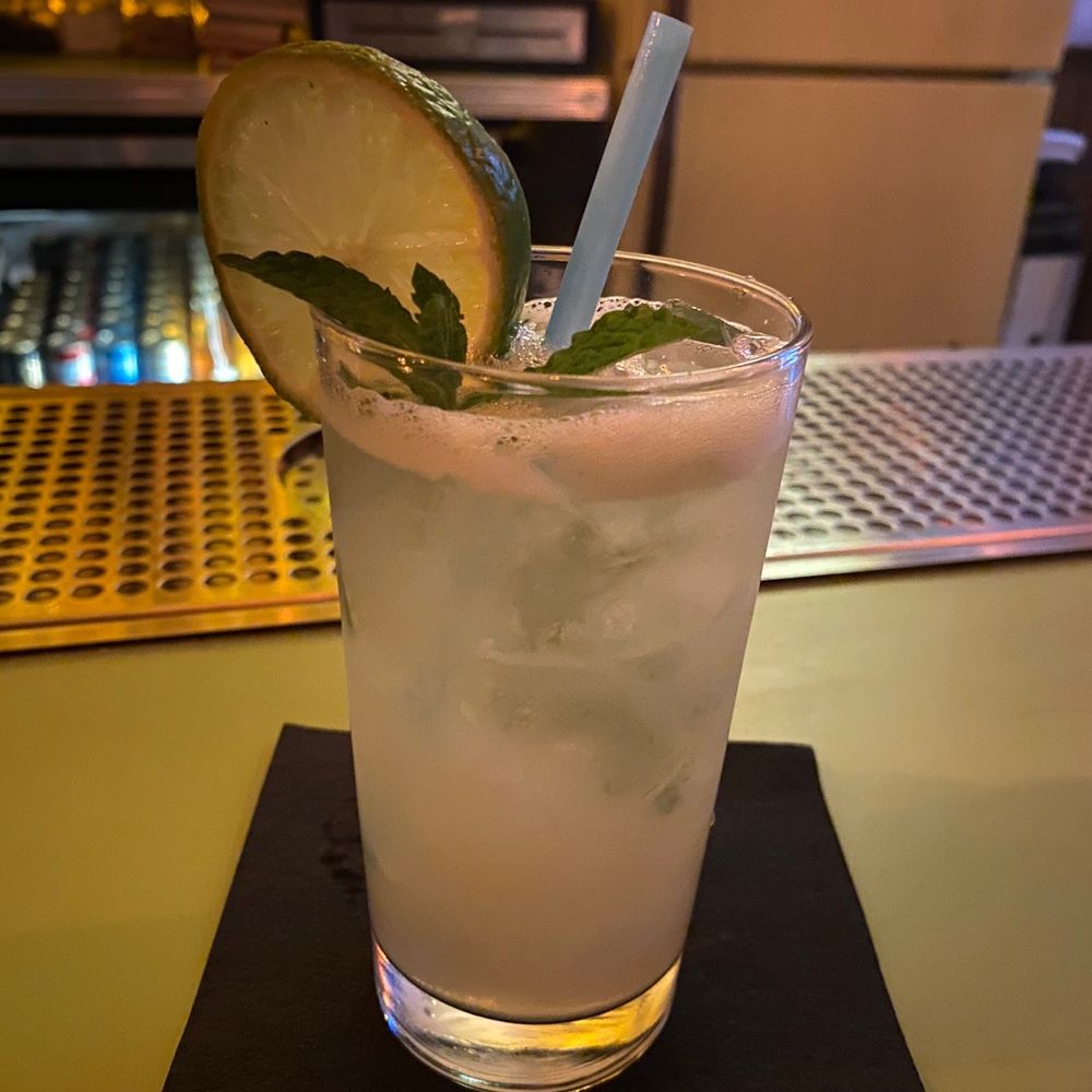 a glass of lemonade with a slice of lime a glass of lemonade with a slice of lime