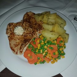 Pizzeria Marino - Gegrilltes Putenbrustfilet mit Petersilienkartoffeln und Gemüse - sehr schmackhaft