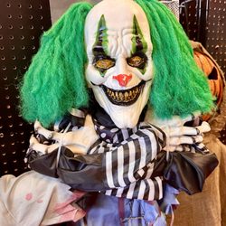 Spirit Halloween - Scary clown