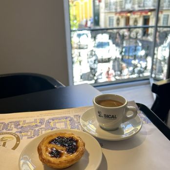 Pastelaria Santo António - Pastel de nata and an espresso - Bakeries Near Me - Lisbon, 11