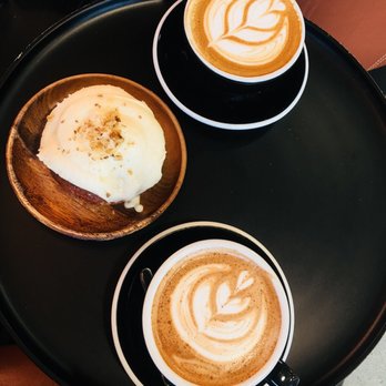 Foto de Birmingham Roast - Birmingham, MI, Estados Unidos. mexican mocha, carrot muffin, cafe latte