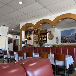 4 Dreams Nepali & Indian Cuisine - Little bar in back area