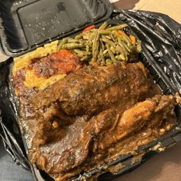 Turkey wings with macaroni and cheese and green beans Turkey wings with macaroni and cheese and green beans