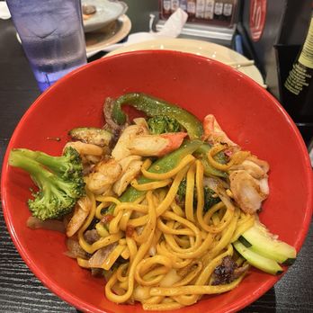 Yummy Bowl - Stir fry with lo mein noodles, zucchini, broccoli, green peppers, shrimp, crab, and steak along with teriyaki & thai chili sauce - Mongolian Near Me - Rockville, Maryland