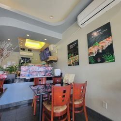 Dining area. Four tables of 4 and two tables of 2