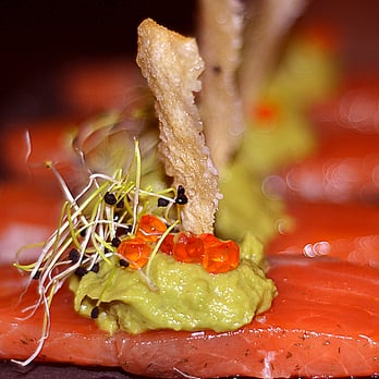 Aránzazu - Pintxo de salmón marinado al eneldo con guacamole y crujiente de Idiazabal - Tapas Bars Near Me - Madrid, M Aránzazu - Pintxo de salmón marinado al eneldo con guacamole y crujiente de Idiazabal - Tapas Bars Near Me - Madrid, M