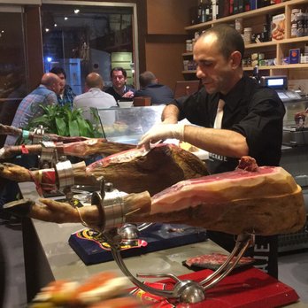 Homenaje - Lovely neighborhood charcuterie for the best Jamon Iberica & vino tinto - Delicatessen Near Me - València, V