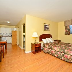 Canadas Best Value Inn & Suites Parry Sound - One Queen Bed Kitchenette Suite