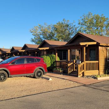 Desert Rose Resort & Cabins - Row of cabins - Hotels Near Me - Bluff, Utah
