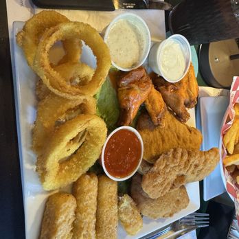 Rockwells American Restaurant - Fried chicken platter - American Near Me - Pelham, New York Rockwells American Restaurant - Fried chicken platter - American Near Me - Pelham, New York