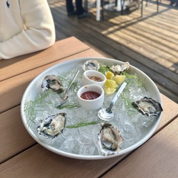 Mann's On The Lake - Oyster - Cocktail Bars Near Me - Lake Oswego, Oregon Mann's On The Lake - Oyster - Cocktail Bars Near Me - Lake Oswego, Oregon