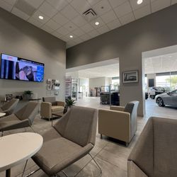 Chicago Northside Toyota - Waiting area