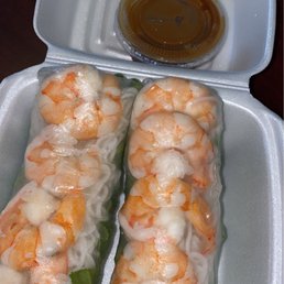 Boiled shrimp spring rolls with peanut sauce