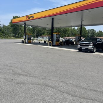 Love's Travel Stop - cars parked in front of a gas station - Gas Stations Near Me - Mt Vernon, Illinois