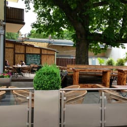 Café Kastanie - Tische im Außenbereich