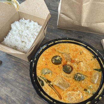 Dee Dee - Gaeng Daeng - Thai Near Me - Austin, Texas