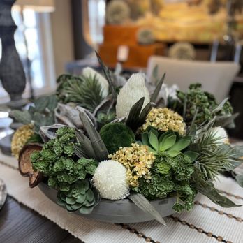 Sacksteder's Interiors - 2025 Floral Trends:
As we move into 2025, the top floral trends are all about creating an immersive, nature-inspired environment indoors. - Interior Design Near Me - Cincinnati, Ohio
