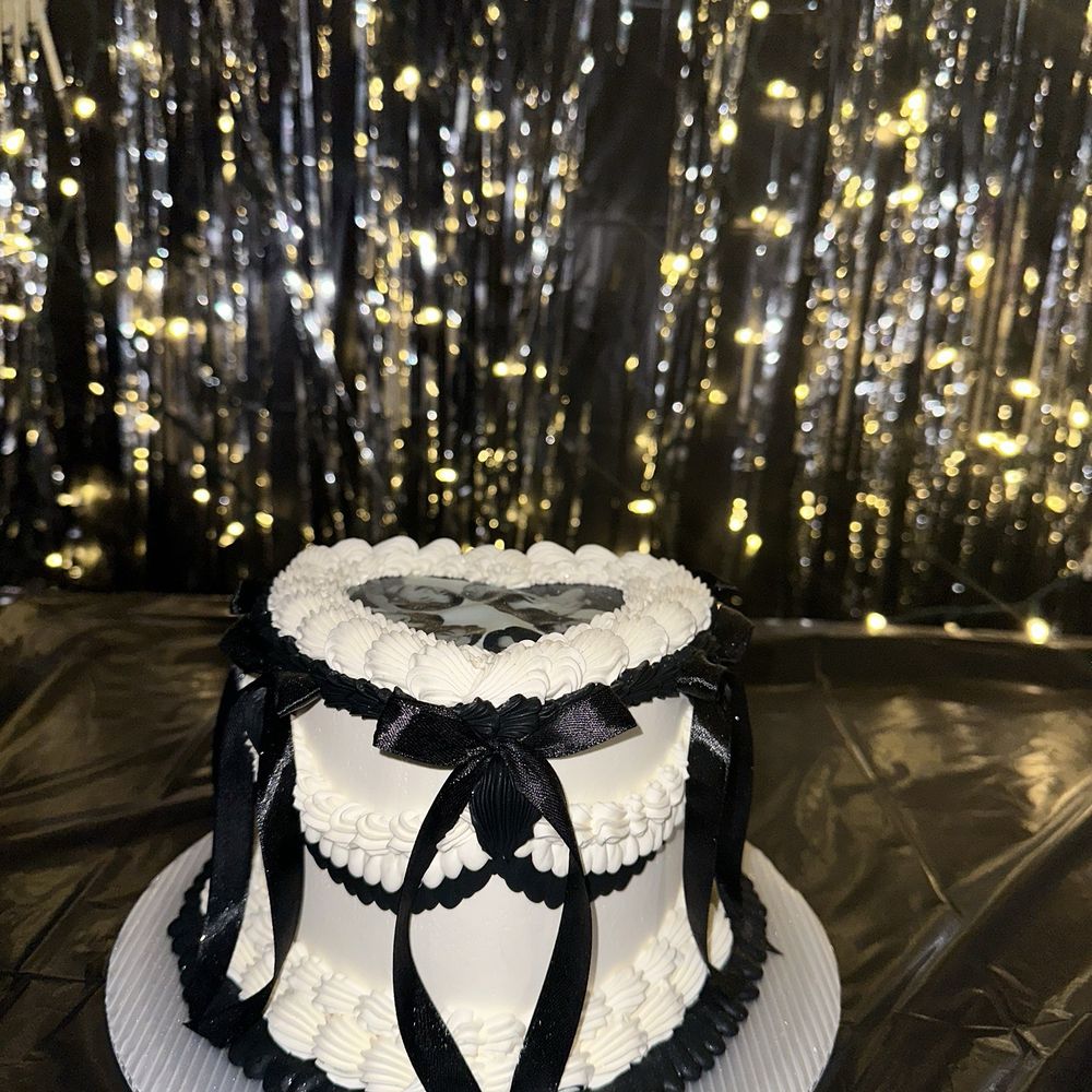 Cookie Indulgence - The cake was absolutely beautiful. - Desserts Near Me - Houston, Texas