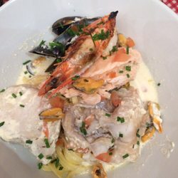 Chez Ripailles - Este platillo lo pidió uno de los comensales. Delicioso. Mariscos con pastas. Ligero y los pescados y mariscos con buen sabor.