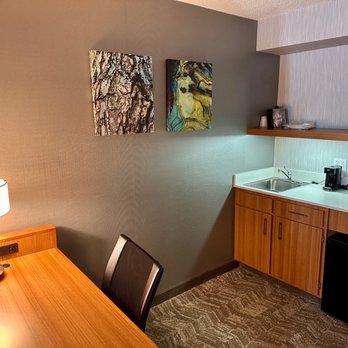 SpringHill Suites Boise ParkCenter - Kitchenette and desk area of room - Hotels Near Me - Boise, Idaho SpringHill Suites Boise ParkCenter - Kitchenette and desk area of room - Hotels Near Me - Boise, Idaho