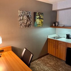 SpringHill Suites Boise ParkCenter - Kitchenette and desk area of room