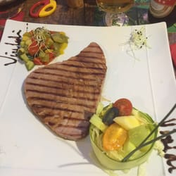 Vivaldi - Das Thunfischsteak ist zu empfehlen. Kurz angebraten, in der Mitte noch rosig und sehr saftig. Dazu Gemüse, Salat mit Früchten.