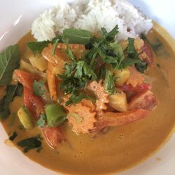 Phaiwan's - Rotes Curry mit Ananas und Gemüse