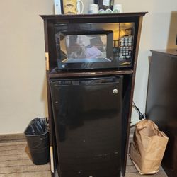 Holiday Inn Express & Suites Grants - Milan - The refrigerator and microwave stand falling apart.