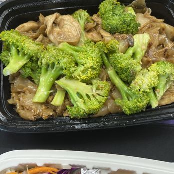 Top Thai Cuisine - Pad see ew - Thai Near Me - Northridge, California Top Thai Cuisine - Pad see ew - Thai Near Me - Northridge, California
