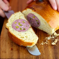 Charcuterie Sibilia - Le saucisson brioché pistaché de la Maison Sibilia