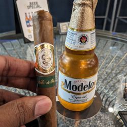 Level Up  Lounge - Grabbed a Casa 1910 cigar and a Modelo